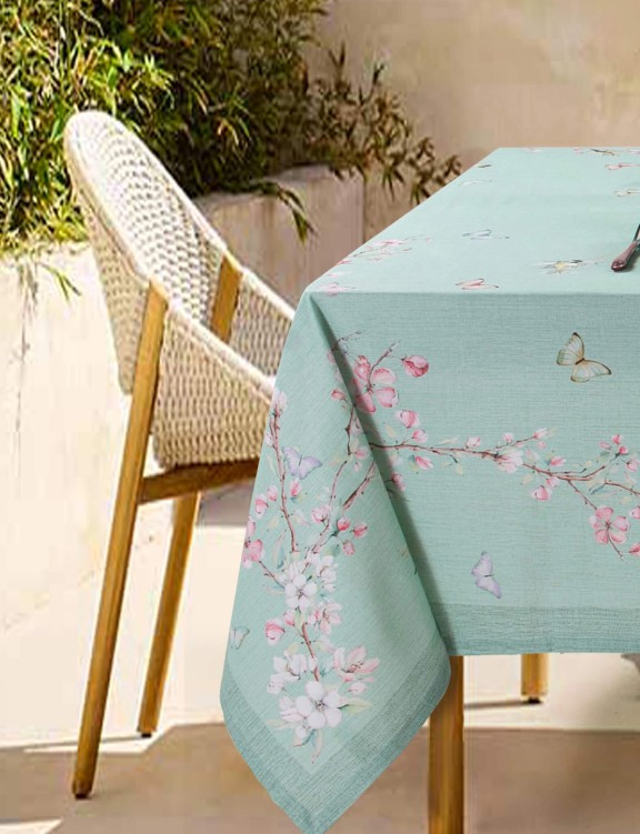 Bannière Ensemble de Table et Accessoires de Cuisine Cavalieri - Table finement dressée avec une nappe Cavalieri bleu ciel ornée de papillons, de fleurs et d'oiseaux.